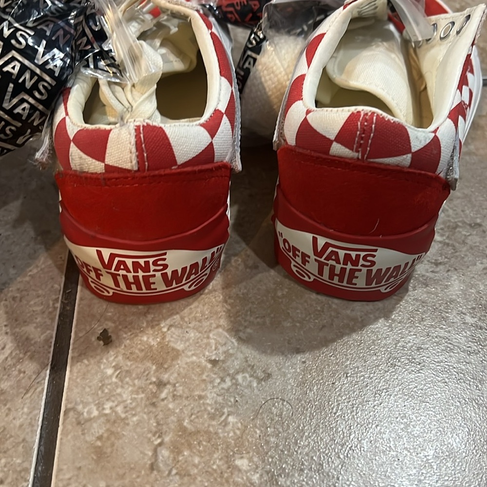 Vans - Picture 11 of 14